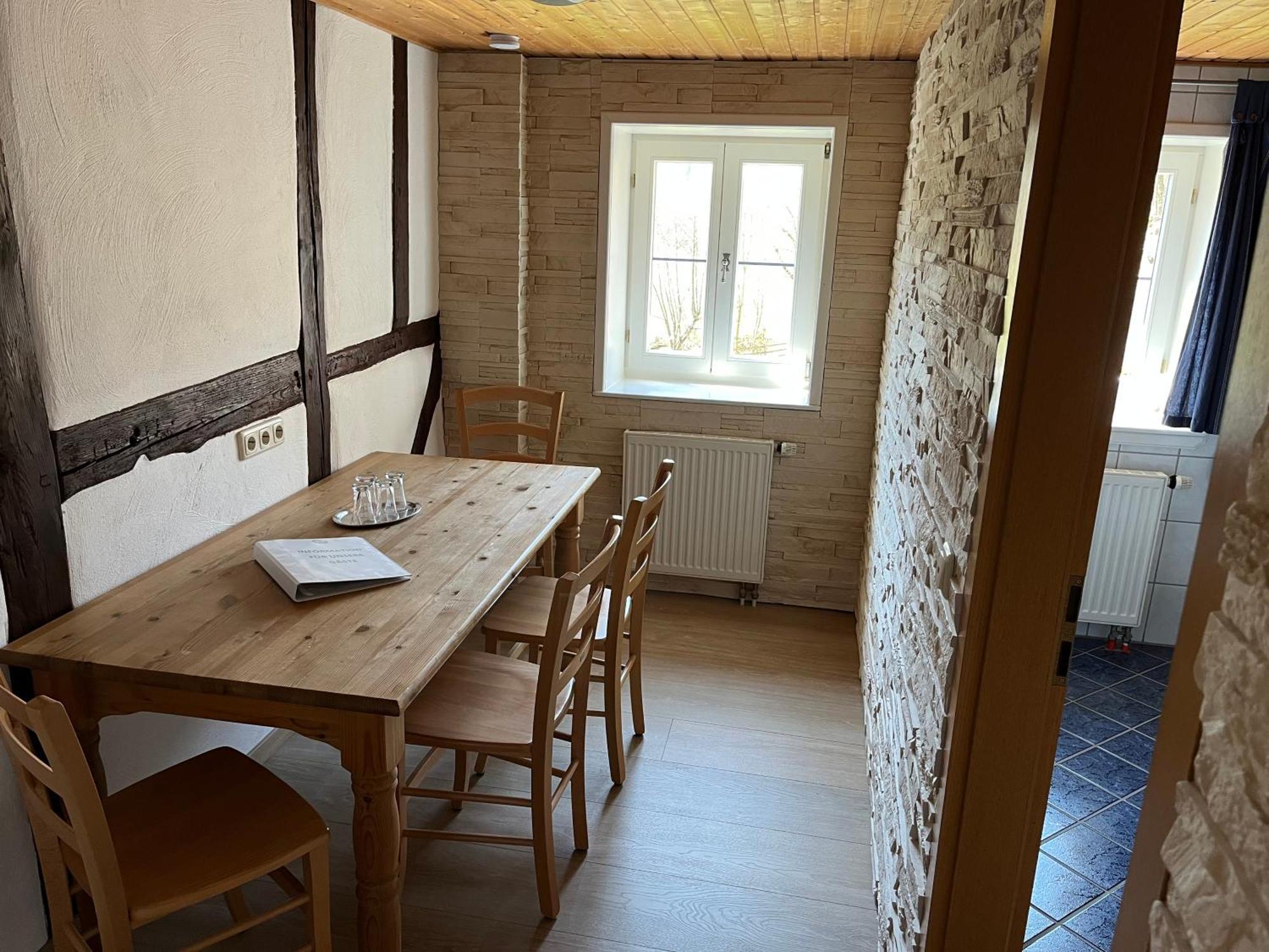 Vierbettzimmer mit Dusche